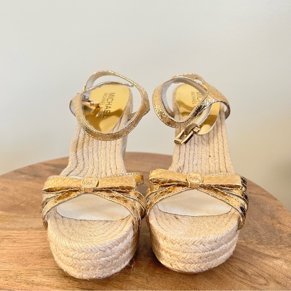 Michael Michael Kors NWT Josie Wedge Sandal Metallic Leather Pale Gold Size 5M - Picture 2 of 6